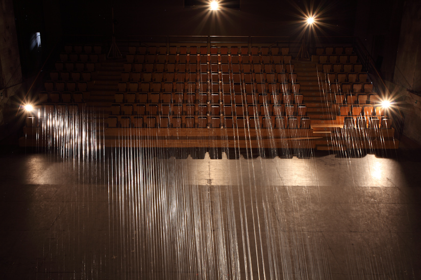 Traino (remolque), alambre de acero y madera (550cmx20cmx20cm), 50mx50m, 2014.