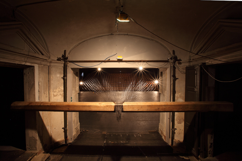 Traino (remolque), alambre de acero y madera (550cmx20cmx20cm), 50mx50m, 2014.