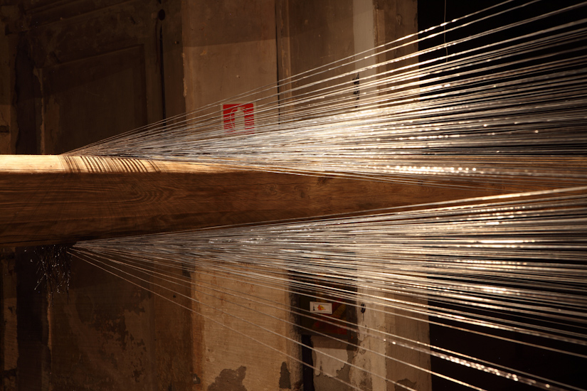 Traino (remolque), alambre de acero y madera (550cmx20cmx20cm), 50mx50m, 2014.