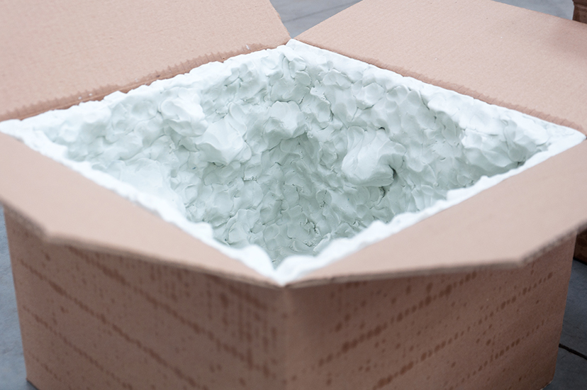 Marlon de Azambuja, Pensamientos húmedos, cajas de cartón y plastilina, 2015 