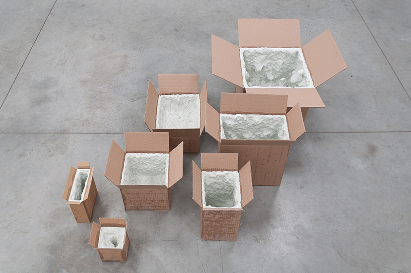 Marlon de Azambuja, Pensamientos húmedos, cajas de cartón y plastilina, 2015