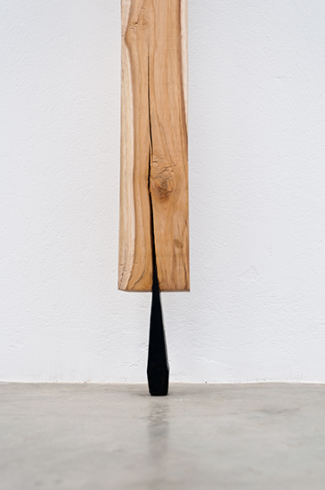 Santiago Reyes Villaveces Columna, cuña metálica 5cm x 20cm, viga de madera medidas variables 2014