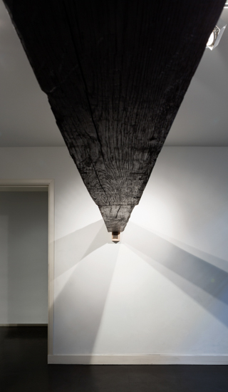 Horizontal, 2016, graphite, wood, 385 x 20 x 20 cm. Photo: Renato Ghiazza