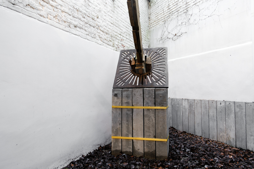 Indented, 2016, wood, concrete, metal, 500 x 300 x 100 cm