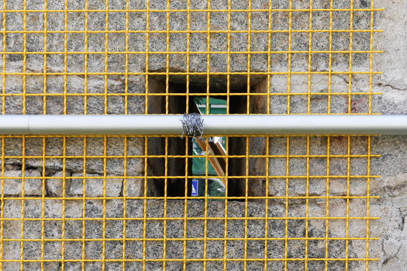 Encage, 2016, flag pole, metal mesh, metal wire, wood, 700 x 100 cm.