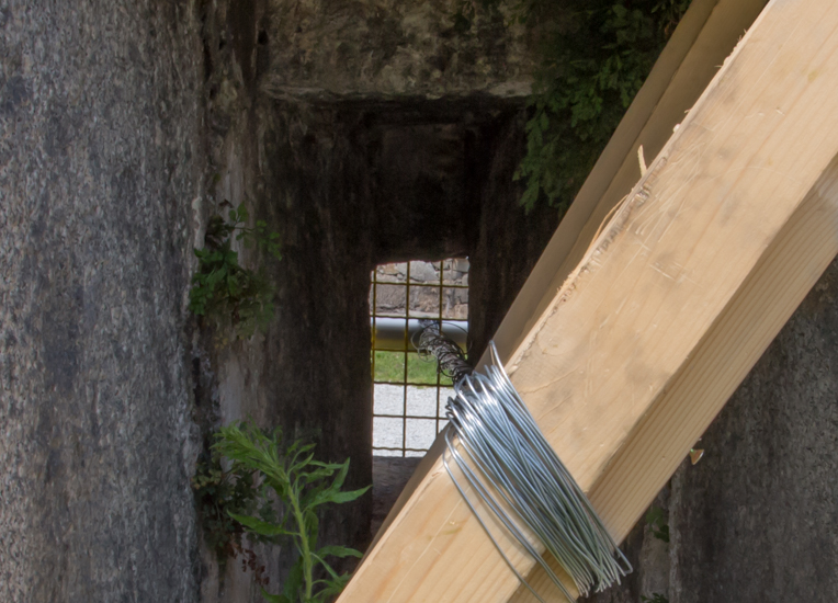 Encage, 2016, flag pole, metal mesh, metal wire, wood, 700 x 100 cm.