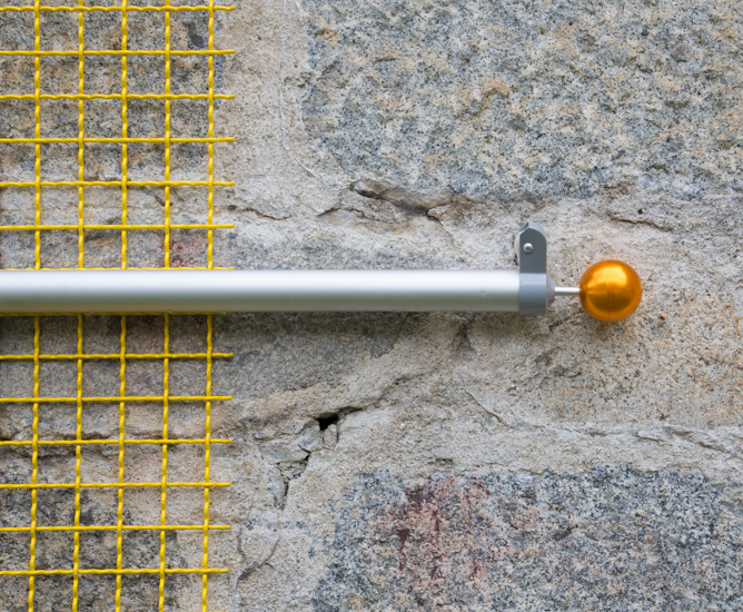 Encage, 2016, flag pole, metal mesh, metal wire, wood, 700 x 100 cm.