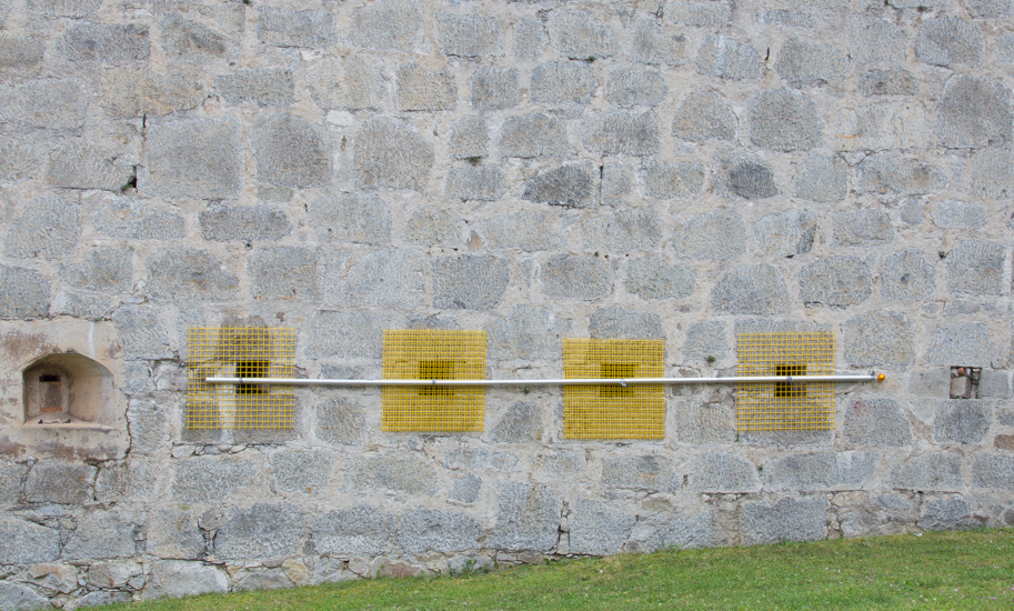Encage, 2016, flag pole, metal mesh, metal wire, wood, 700 x 100 cm.