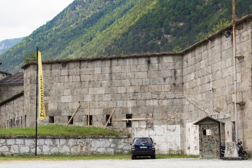 Encage, 2016, flag pole, metal mesh, metal wire, wood, 700 x 100 cm.