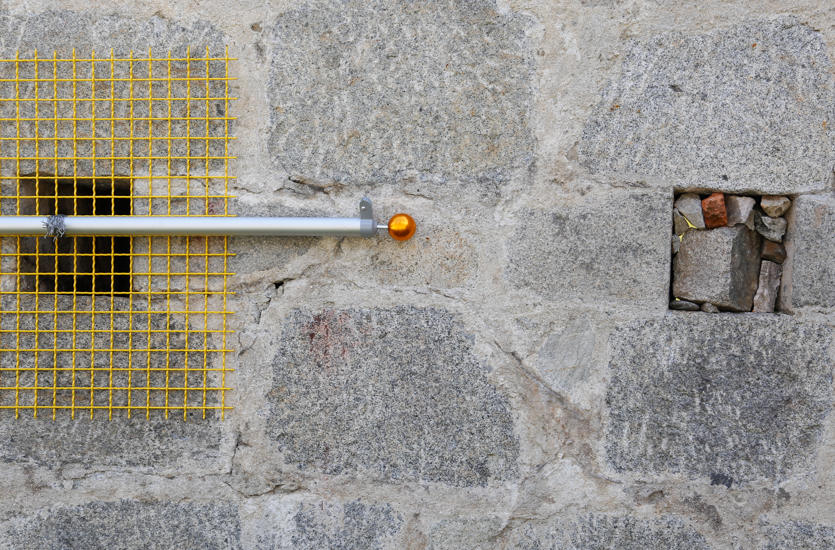 Encage, 2016, flag pole, metal mesh, metal wire, wood, 700 x 100 cm.