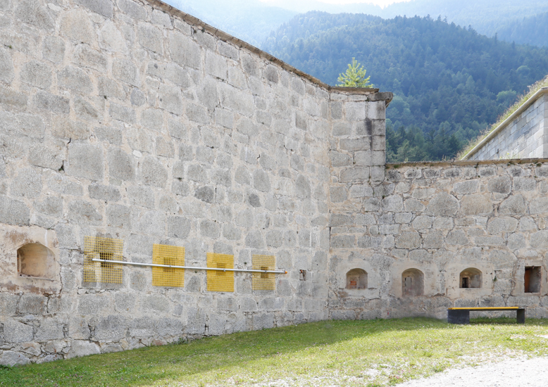 Encage, 2016, flag pole, metal mesh, metal wire, wood, 700 x 100 cm.