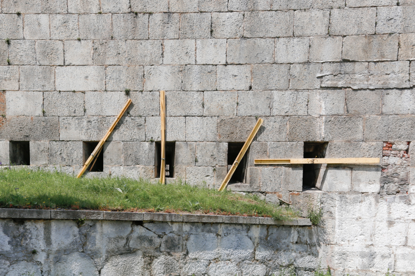 Encage, 2016, flag pole, metal mesh, metal wire, wood, 700 x 100 cm.