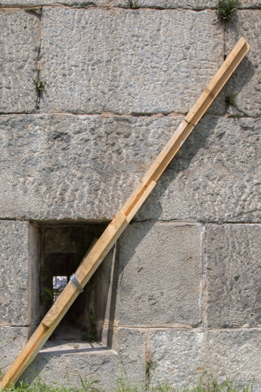 Encage, 2016, flag pole, metal mesh, metal wire, wood, 700 x 100 cm.