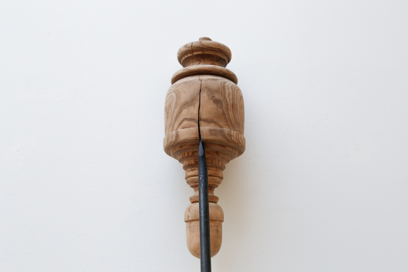 Andaluz, 2016, wood found object, steel bar, 250 x 30 x 85 cm.