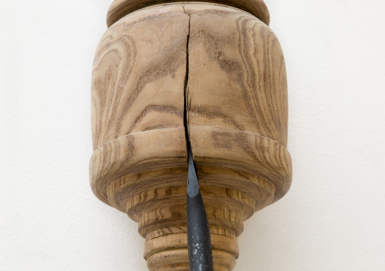 Andaluz, 2016, wood found object, steel bar, 250 x 30 x 85 cm.