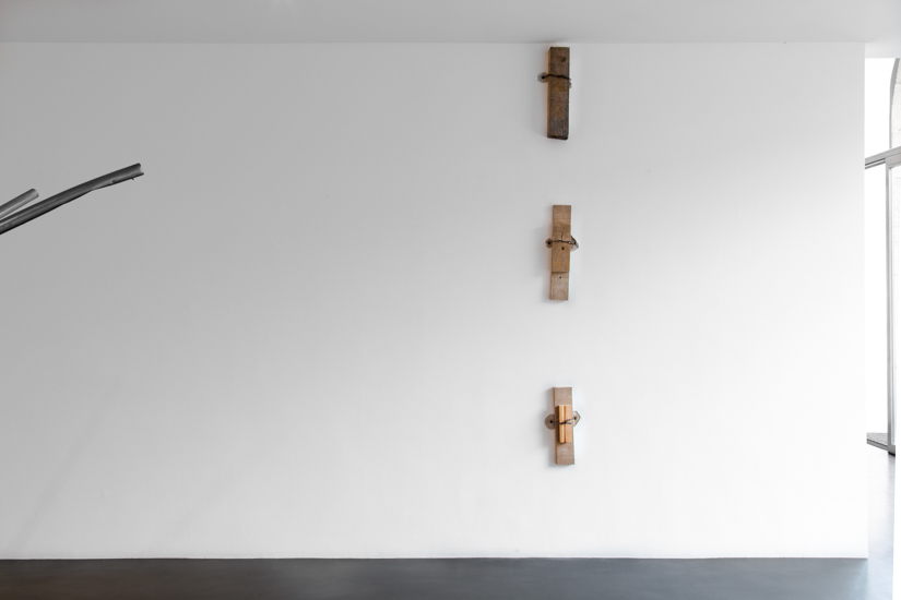 Arc, 2017 Wood and metal wire 310 x 485 x 18 cm