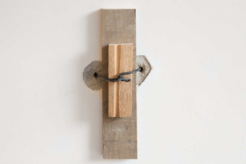 Arc, 2017 Wood and metal wire 310 x 485 x 18 cm