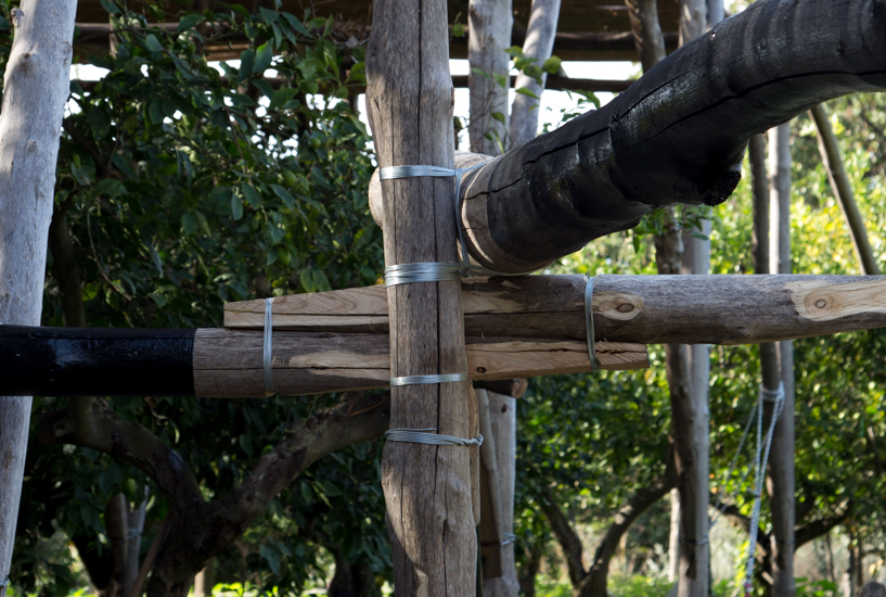 Wood (castagno selvático) metal wire and paint. 700cm x 500 cm x 500cm. Site specific Installation at Relais Regina Giovanna, Sorrento, Italy.