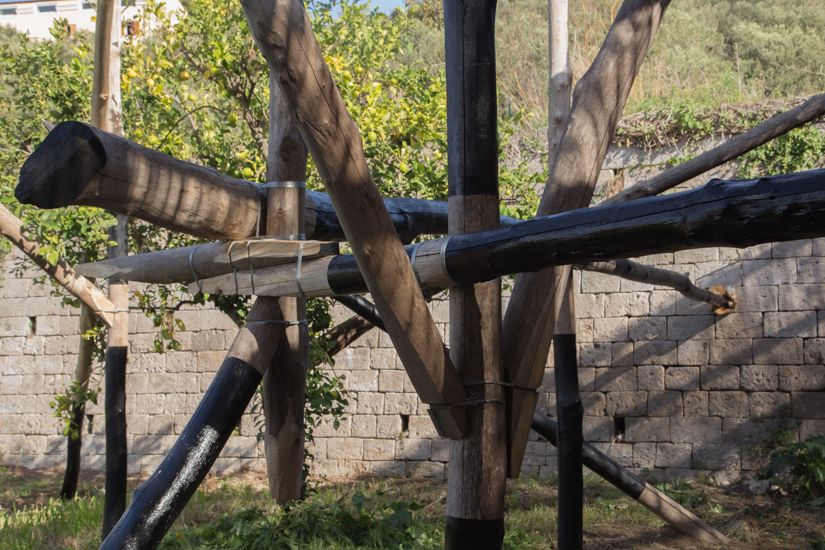 Wood (castagno selvático) metal wire and paint. 700cm x 500 cm x 500cm. Site specific Installation at Relais Regina Giovanna, Sorrento, Italy.