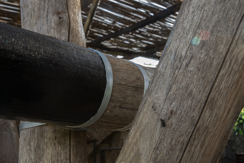 Wood (castagno selvático) metal wire and paint. 700cm x 500 cm x 500cm. Site specific Installation at Relais Regina Giovanna, Sorrento, Italy.