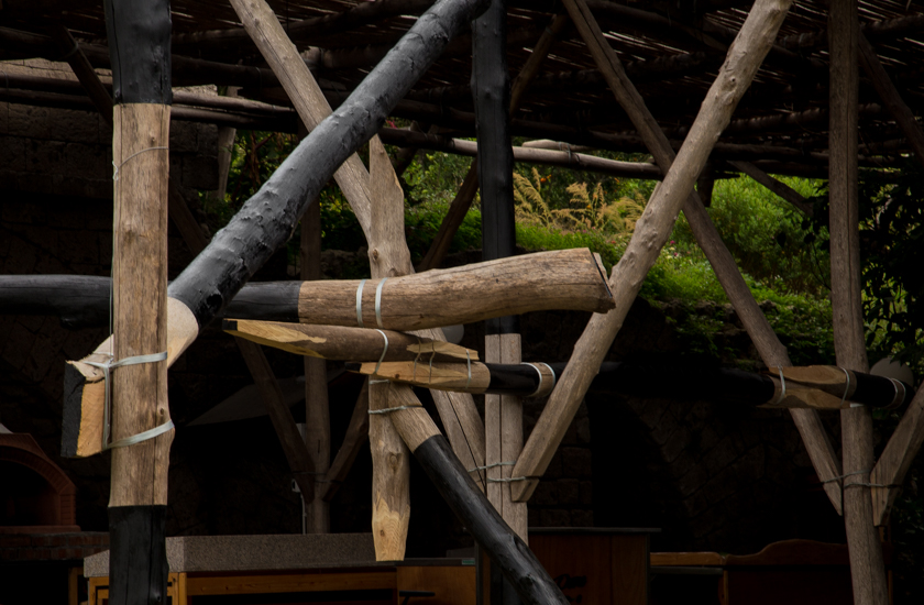 Wood (castagno selvático) metal wire and paint. 700cm x 500 cm x 500cm. Site specific Installation at Relais Regina Giovanna, Sorrento, Italy.