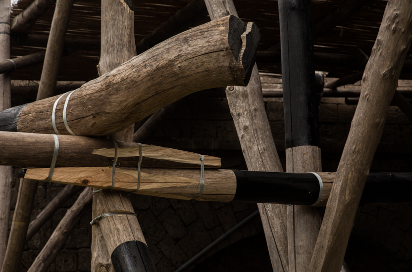Wood (castagno selvático) metal wire and paint. 700cm x 500 cm x 500cm. Site specific Installation at Relais Regina Giovanna, Sorrento, Italy.