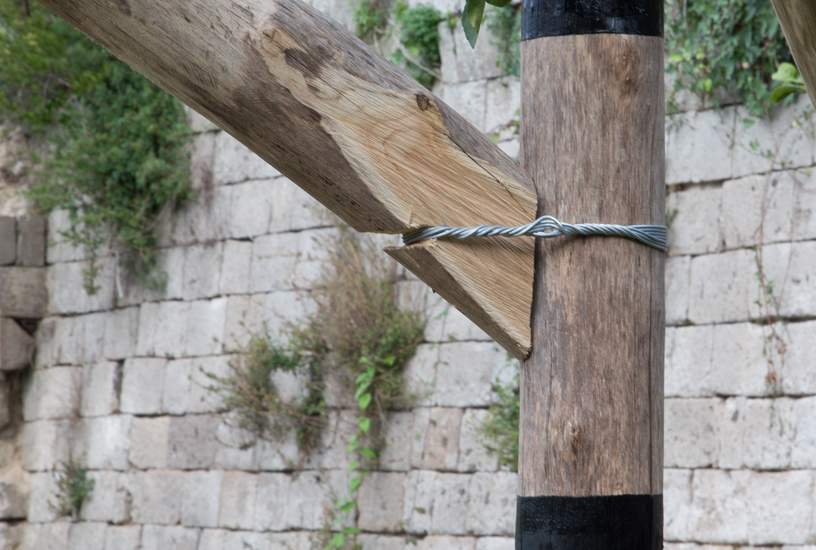 Wood (castagno selvático) metal wire and paint. 700cm x 500 cm x 500cm. Site specific Installation at Relais Regina Giovanna, Sorrento, Italy.