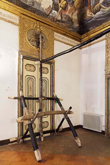 Tarima, 2017 Wood (Castagno Selvatico), Metal wire, paint. 600cm x 500cm x 300cm.  Photo Amedeo Benestante, Naples