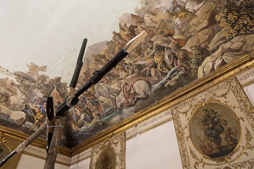 Tarima, 2017 Wood (Castagno Selvatico), Metal wire, paint. 600cm x 500cm x 300cm.  Photo Amedeo Benestante, Naples