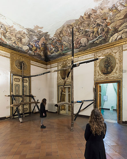 Tarima, 2017 Wood (Castagno Selvatico), Metal wire, paint. 600cm x 500cm x 300cm.  Photo Amedeo Benestante, Naples