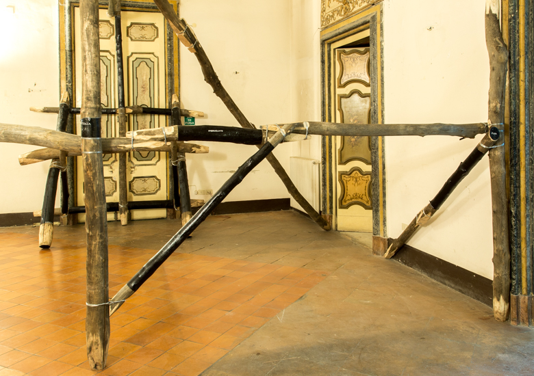 Tarima, 2017 Wood (Castagno Selvatico), Metal wire, paint. 600cm x 500cm x 300cm.