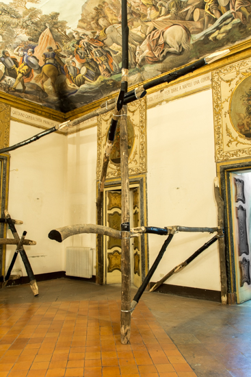 Tarima, 2017 Wood (Castagno Selvatico), Metal wire, paint. 600cm x 500cm x 300cm.