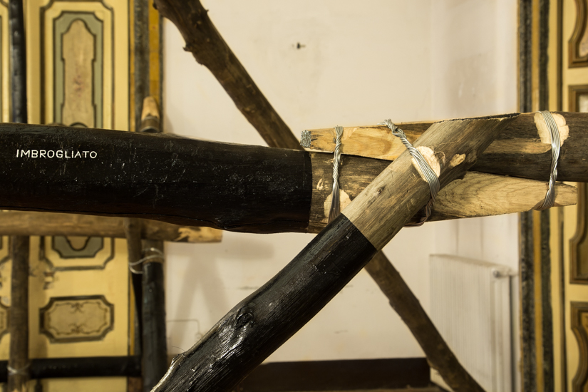 Tarima, 2017 Wood (Castagno Selvatico), Metal wire, paint. 600cm x 500cm x 300cm.