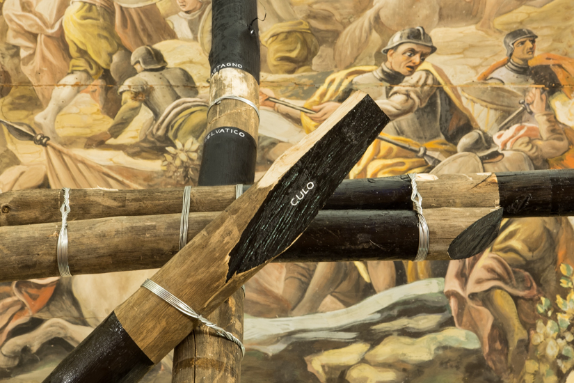 Tarima, 2017 Wood (Castagno Selvatico), Metal wire, paint. 600cm x 500cm x 300cm.