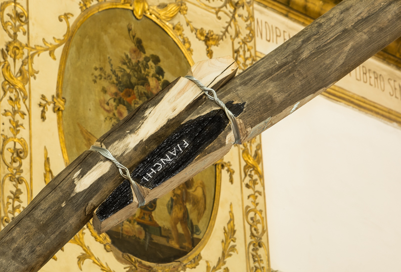 Tarima, 2017 Wood (Castagno Selvatico), Metal wire, paint. 600cm x 500cm x 300cm.