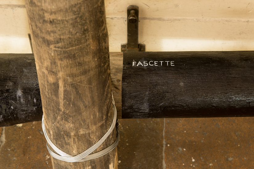 Tarima, 2017 Wood (Castagno Selvatico), Metal wire, paint. 600cm x 500cm x 300cm.