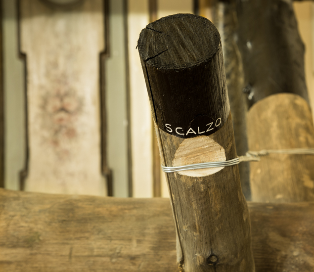 Tarima, 2017 Wood (Castagno Selvatico), Metal wire, paint. 600cm x 500cm x 300cm.