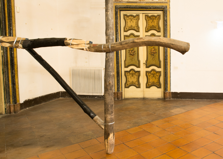 Tarima, 2017 Wood (Castagno Selvatico), Metal wire, paint. 600cm x 500cm x 300cm.