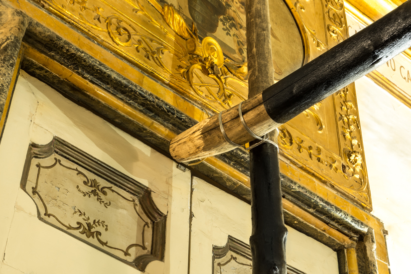 Tarima, 2017 Wood (Castagno Selvatico), Metal wire, paint. 600cm x 500cm x 300cm.