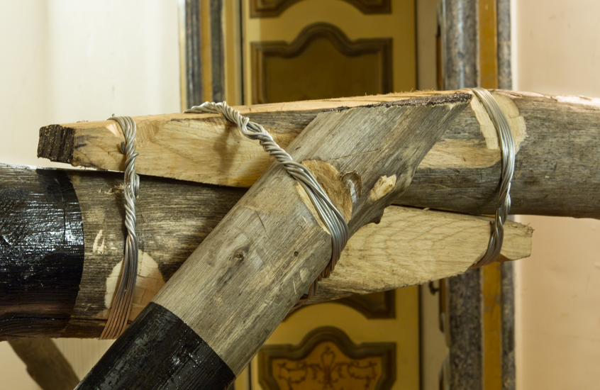 Tarima, 2017 Wood (Castagno Selvatico), Metal wire, paint. 600cm x 500cm x 300cm.