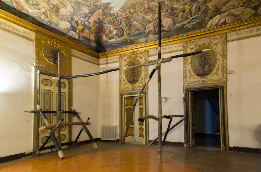 Tarima, 2017 Wood (Castagno Selvatico), Metal wire, paint. 600cm x 500cm x 300cm.