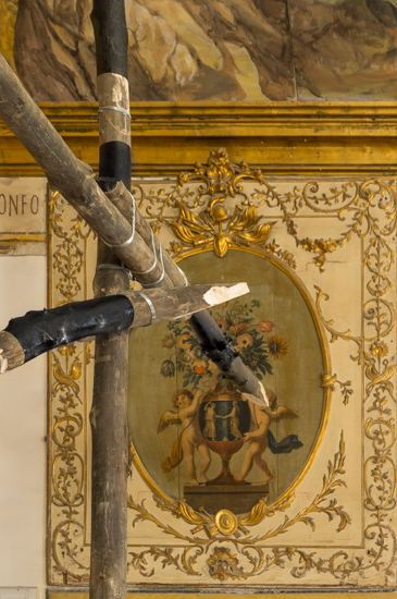 Tarima, 2017 Wood (Castagno Selvatico), Metal wire, paint. 600cm x 500cm x 300cm.