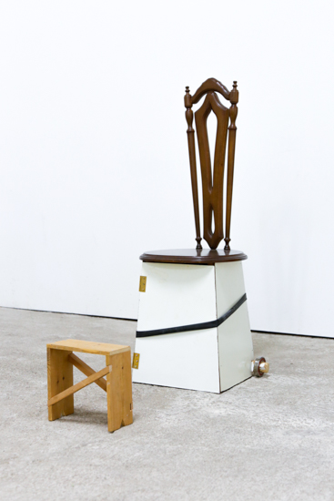 Lustrador	2018	Silla, madera encontrada, rodamientos, neumatico		100cm x 50cm x 40cm