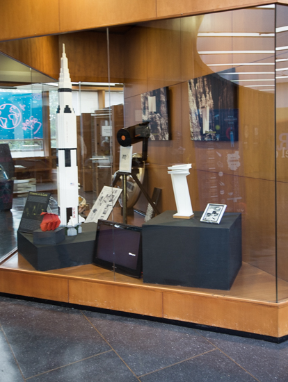 Planetarium objects works by Feliza Bursztyn-Luis Fernando Arrocha, Eduardo Rámirez Villamizar, Edgar Negret y Hernan Diaz. Santiago Reyes Villaveces with the collaboration de Nicolás Bonilla and Juan Covelli.