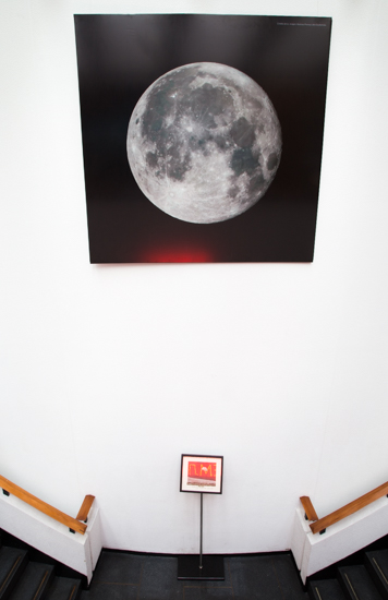 Earthrise photography made by Apollo 8 Mission,1968 Bogota Planetarium, neon, steel and marble. Variable measurements.