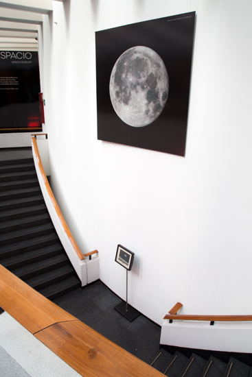Earthrise photography made by Apollo 8 Mission,1968 Bogota Planetarium, neon, steel and marble. Variable measurements.